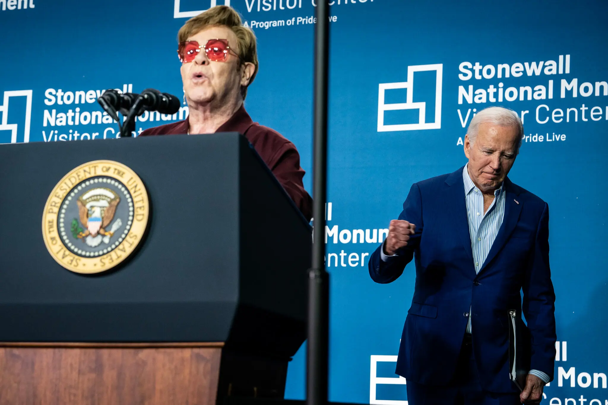 Пан Байден з’явився з Елтоном Джоном у п’ятницю в Stonewall Inn на Манхеттені, а потім пішов на збір коштів, орієнтований на ЛГБТК, у Hammerstein Ballroom у Manhattan Center